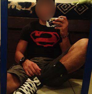 Glatt rasierter Kerl sucht erotische Massage
