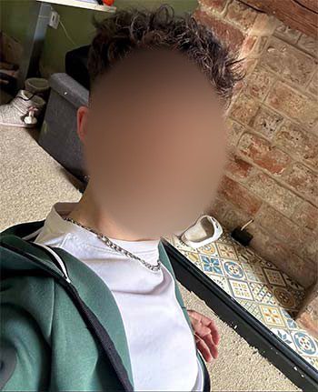 Kerl im Trainingsanzug sucht Sex unter der Dusche in Altötting